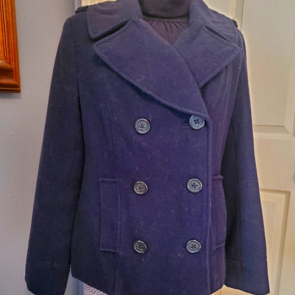 Pea coat 73% wool.